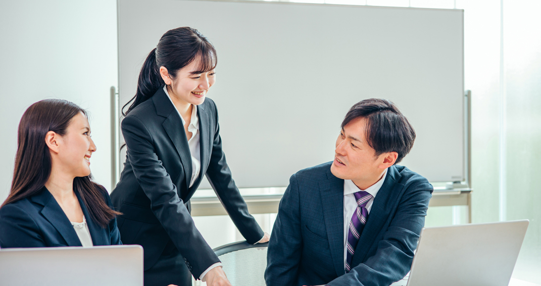社員同士で相談しあう様子の写真
